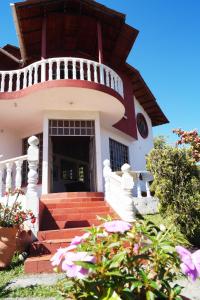 uma casa com um alpendre e escadas num quintal em Casa Campestre El Rosal em Santana