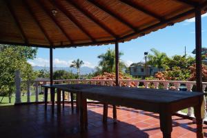 une grande table en bois assise sur une terrasse dans l'établissement Casa Campestre El Rosal, à Santana