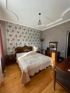 una camera con letto e pavimento in legno di Elco a Zugdidi