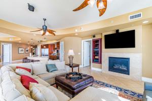 sala de estar con sofá y chimenea en Turquoise Place 809D, en Orange Beach