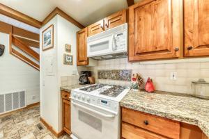 cocina con armarios de madera y horno de fogón blanco en Dollar Meadows 1370, en Sun Valley 16 fotos más