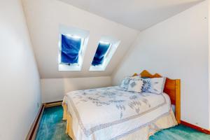 1 dormitorio con 1 cama y 2 ventanas en A Very Vermont Vacation, en Jamaica