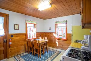 uma cozinha com mesa e cadeiras num quarto em Smith Family Cottages - Cottage #3 em Indian River