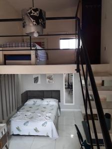 1 Schlafzimmer mit 2 Etagenbetten und einer Treppe in der Unterkunft Casa do Henrique 3 in Sorocaba