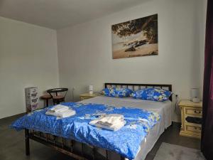 ein Schlafzimmer mit einem Bett mit Handtüchern darauf in der Unterkunft Kuća za odmor Antunović in Habjanovci