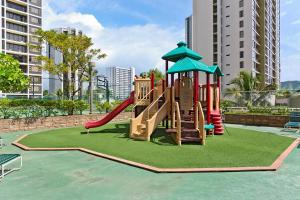 parco giochi con scivolo di Waikiki Banyan Ohana Suite a Honolulu