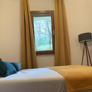 sypialnia z łóżkiem i oknem w obiekcie Apartman Mia w mieście Risan
