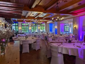 Restaurace v ubytování Hotel und Weingut Karlsmühle + 37 fotografií