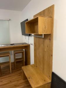 Pokój z biurkiem i drewnianą półką w obiekcie Hotel Lercher w mieście Sankt Veit im Pongau