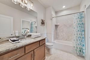 Un baño con lavabo, inodoro y ducha. en Bay Breeze, en Orange Beach 43 fotos más