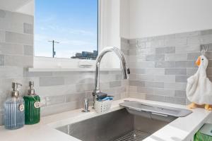 eine Küche mit einem Waschbecken und einem Fenster in der Unterkunft Woodland Suite BY Betterstay in Seattle
