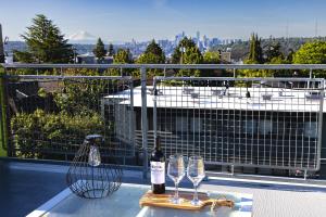 stół z 2 kieliszkami i butelką wina w obiekcie 47th Elegance BY Betterstay w mieście Seattle