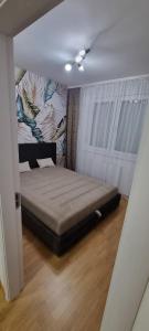 Cama en habitación con pared en Finans1, en Ruma