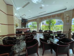 a restaurant with a bar with chairs and tables at Hotel Sor in Phnom Penh