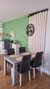 uma sala de jantar com mesa e cadeiras em Finans1 em Ruma