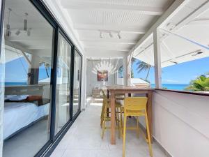 哥西尔Appt Serenity Piscine Vue Mer的一间可以看到海景的餐厅 更多33张照片