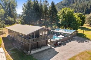 z góry widok na dom z basenem w obiekcie Leavenworth Retreat w mieście Leavenworth