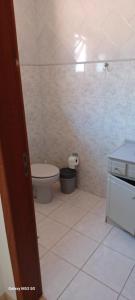 een badkamer met een toilet en een glazen douche bij Duplex na Praia dos Ingleses in Florianópolis