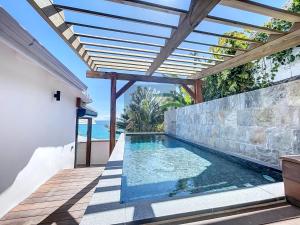 Appt Serenity Piscine Vue Mer内部或周边的泳池