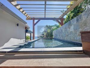 Appt Serenity Piscine Vue Mer内部或周边的泳池