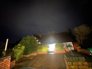 ein Haus mit schwarzem Dach in der Nacht in der Unterkunft Large 3 bedroom house in Nottingham