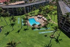 - une vue aérienne sur un complexe avec une piscine et des palmiers dans l'établissement Maui Sunset A513 BY Betterstay, à Kihei