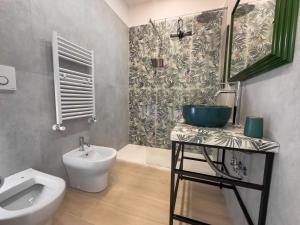 La salle de bains est pourvue d'un lavabo et de toilettes. dans l'établissement Real poggio, à Naples