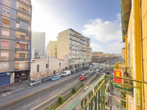 - une vue sur une rue de la ville avec des voitures sur la route dans l'établissement Real poggio, à Naples