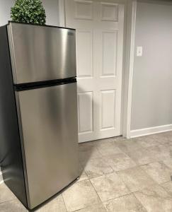 een roestvrijstalen koelkast voor een deur bij Sunny Girasol Garden in Broadview +8 foto's