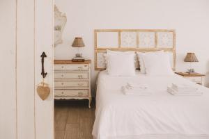 雷根古什迪蒙薩拉什的住宿－Casa Coração Alentejano- Casas com EnCanto，卧室配有白色的床和梳妆台。
