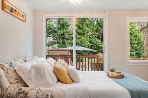 uma sala de estar com uma cama com almofadas em Brygger Cottage BY Betterstay em Seattle