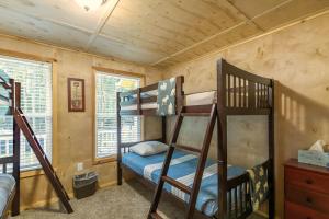 Divstāvu gulta vai divstāvu gultas numurā naktsmītnē The Yellow Cabin BY Betterstay