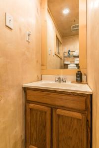 uma casa de banho com um lavatório e um espelho em The Yellow Cabin BY Betterstay em Packwood