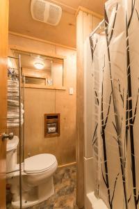 uma casa de banho com um WC e um chuveiro em The Yellow Cabin BY Betterstay em Packwood