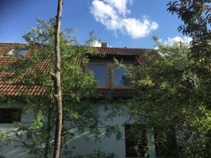 un bâtiment avec des arbres devant dans l'établissement Komfort Maisonettewohnung, à Zirndorf