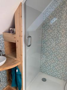 une douche avec une porte vitrée dans une salle de bain dans l'établissement Komfort Maisonettewohnung, à Zirndorf 42 autres photos