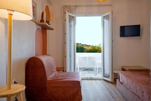 TV a/nebo společenská místnost v ubytování Adonis Hotel Studios & Apartments