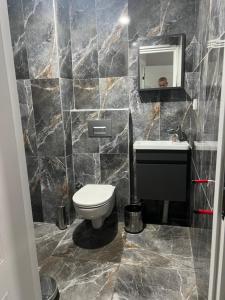 Zerya suites في إسطنبول: حمام مع مرحاض ومغسلة ومرآة