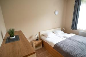 Rúm í herbergi á Apartamenty Sadowy