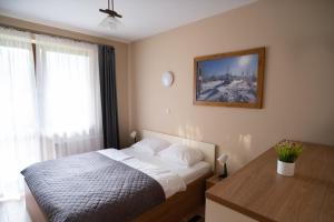 Rúm í herbergi á Apartamenty Sadowy