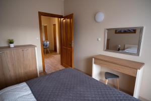 Rúm í herbergi á Apartamenty Sadowy