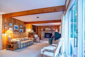 sala de estar con sofá y chimenea en Smith Family Cottages- Lake House, en Indian River