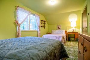 1 dormitorio con 2 camas y ventana en Smith Family Cottages- Lake House, en Indian River