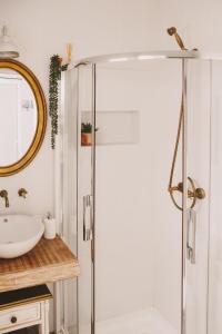 ein Badezimmer mit Dusche und Waschbecken in der Unterkunft Casa Coração Alentejano- Casas com EnCanto in Reguengos de Monsaraz + 38 Fotos