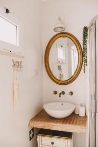 bagno con lavandino e specchio di Casa Coração Alentejano- Casas com EnCanto a Reguengos de Monsaraz