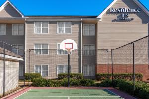una cancha de baloncesto frente a un edificio con un aro de baloncesto en Residence Inn Greenville-Spartanburg Airport en Greenville
