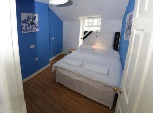 Cama o camas de una habitación en Cozy Old Town Apartment in Nicolson Street