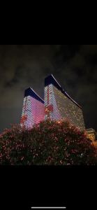 twee hoge gebouwen worden 's nachts verlicht bij Orbi city Twin Towers in Batoemi