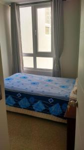 a bed in a room with a window at Lindo duplex frente al Mar in Coquimbo