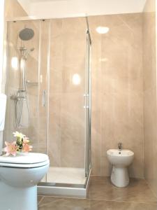 e bagno con doccia, servizi igienici e lavandino. di Arcobaleno Rooms Venezia-Mestre a Mestre